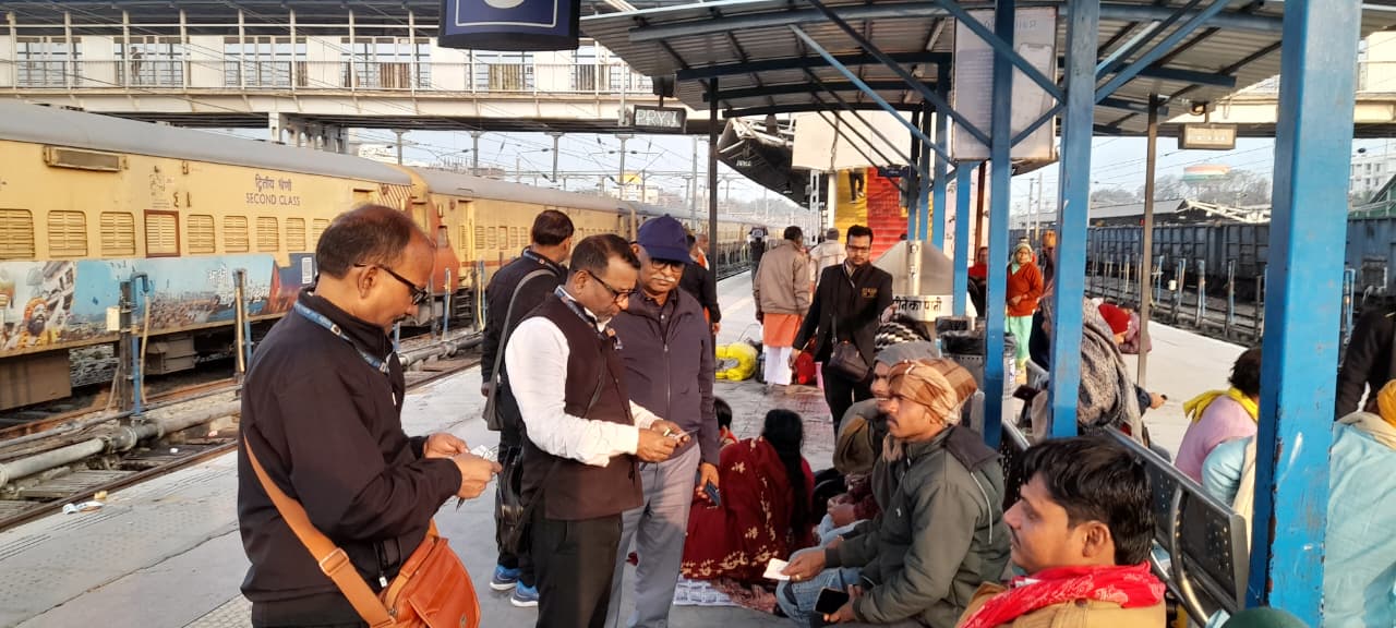 Prayagraj जंक्शन पर किलेबंदी कर चलाया गया सघन टिकट चेकिंग अभियान।