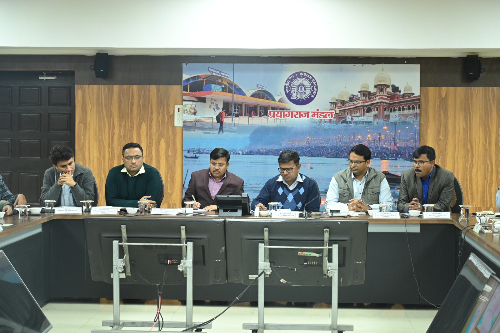 उत्तर प्रदेश रेल अवसंरचना का कायाकल्प: बजट 2026 में ₹20,012 करोड़ का ऐतिहासिक आवंटन और 'कवच' प्रणाली से सुदृढ़ होगी सुरक्षा।
