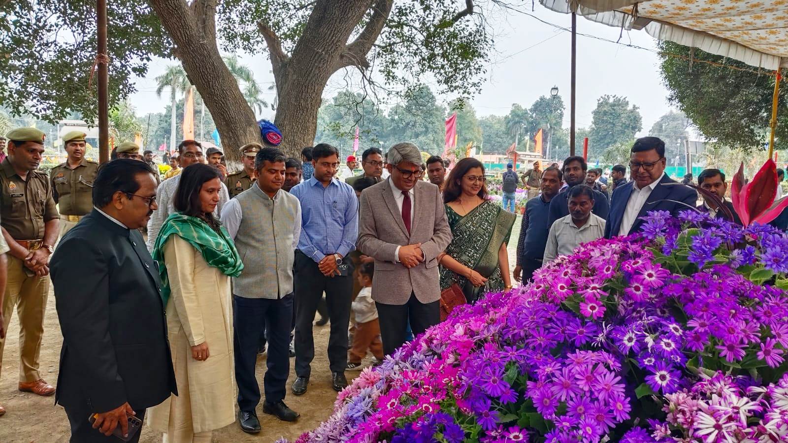 न्यायमूर्ति उच्च न्यायालय इलाहाबाद द्वारा फीता काटकर तीन दिवसीय मण्डलीय फल, शाकभाजी एवं पुष्प प्रदर्शनी का किया गया उद्घाटन।