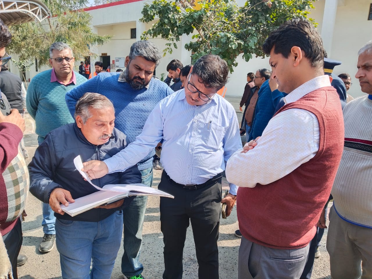 मण्डल रेल प्रबंधक/प्रयागराज ने किया बरहन-एटा खंड एवं महरावल-हरदुआगंज खंड का निरीक्षण।