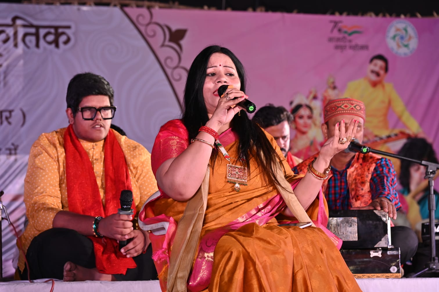 चलो मन गंगा–यमुना तीर में गंगा–यमुना तट पर बही भक्ति और सुरों की अविरल धारा।