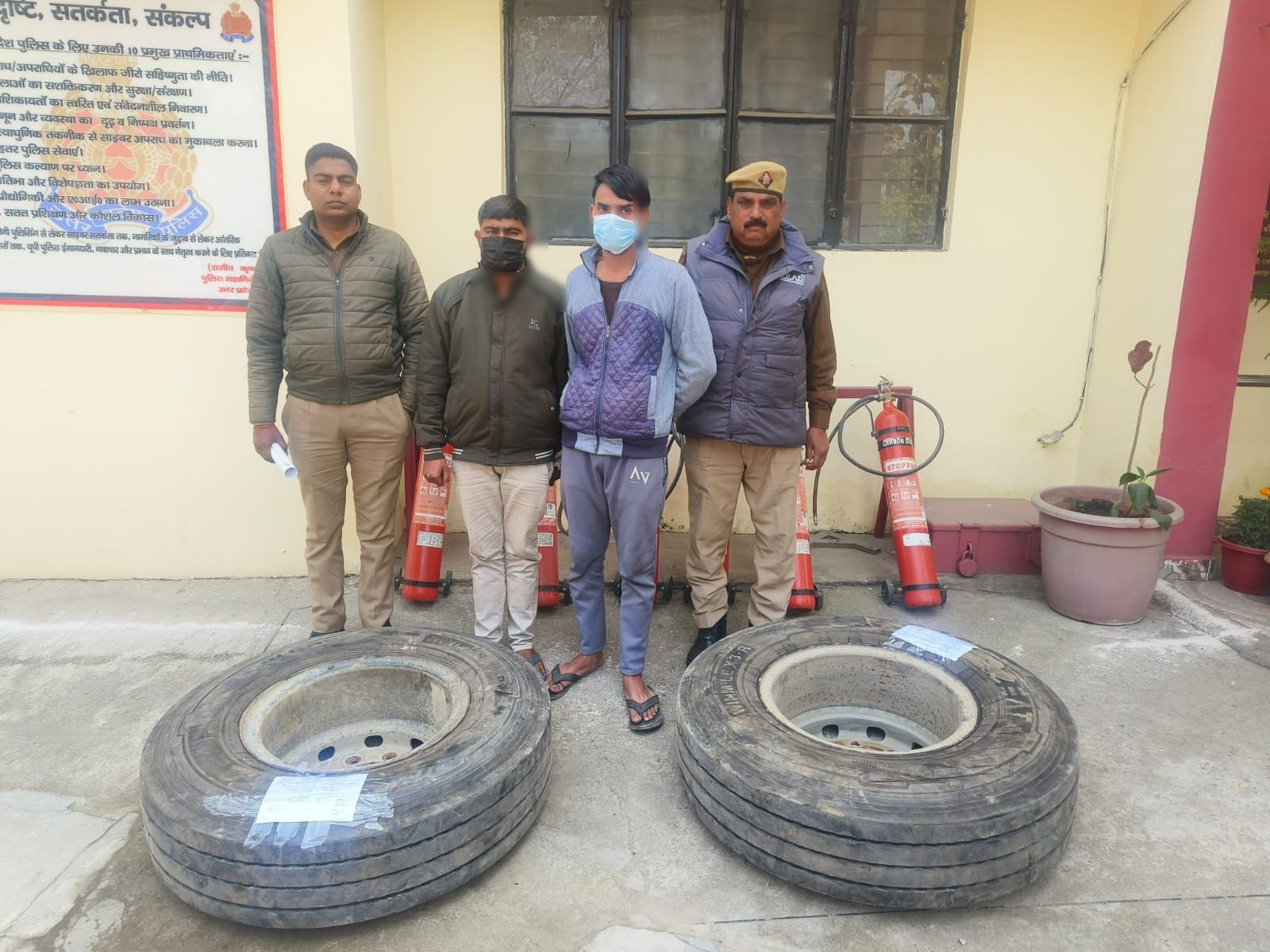 थाना बिलासपुर में चोरी के अभियोग में 01 वांछित एवं 01 प्रकाश में आया अभियुक्त गिरफ्तार।