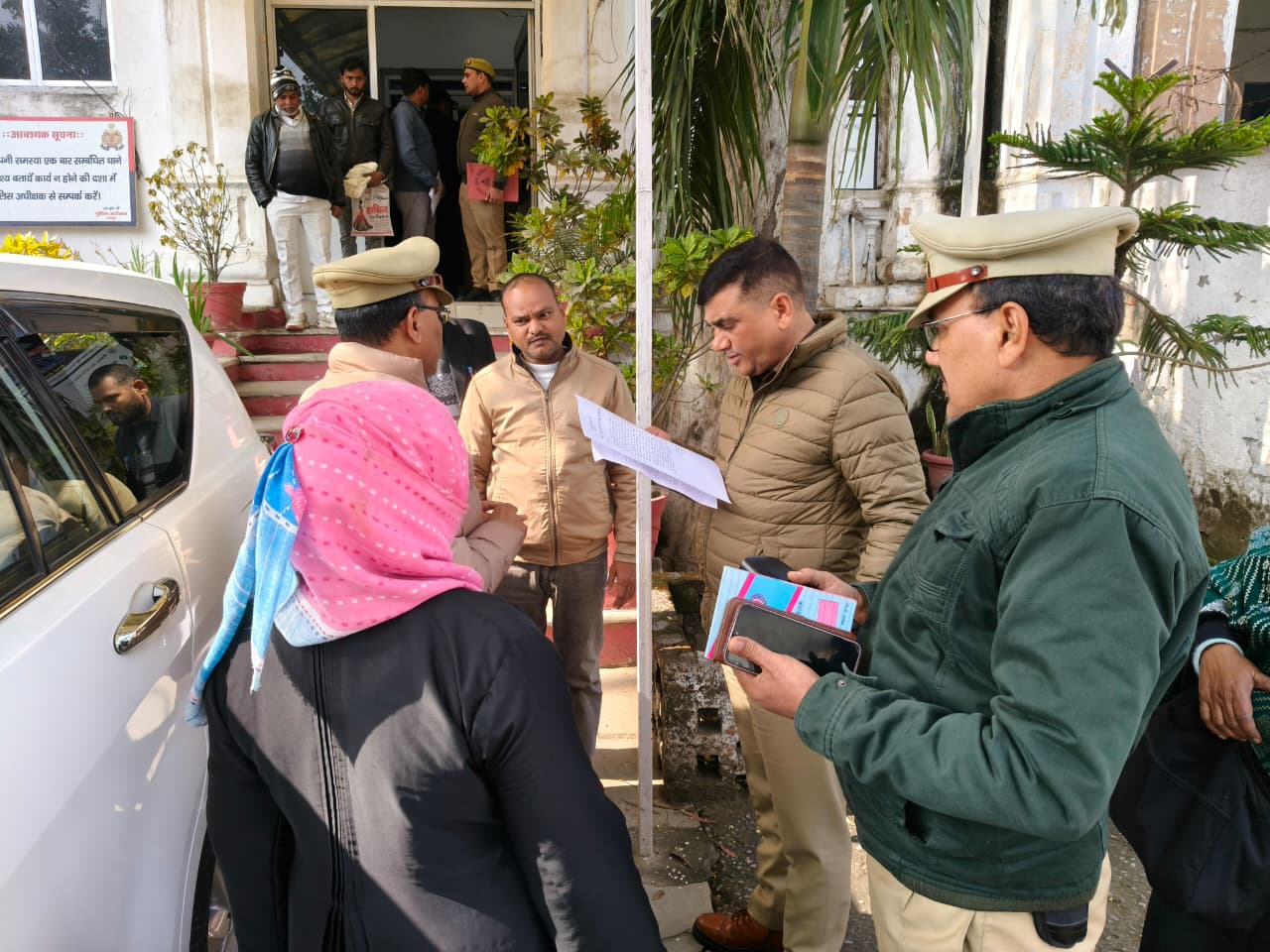 पुलिस कार्यालय के बाहर खड़े होकर पुलिस अधीक्षक विद्यासागर मिश्रा ने की महिला की जनसुनवाई, संवेदनशीलता की पेश की मिसाल।
