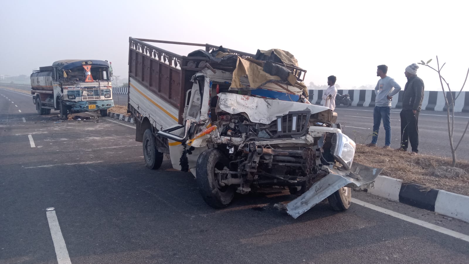 चंदौली में टैंकर-पिकअप की टक्कर, चालक केबिन में फंसा पुलिस ने जेसीबी से निकालकर जिला अस्पताल में भर्ती कराया।