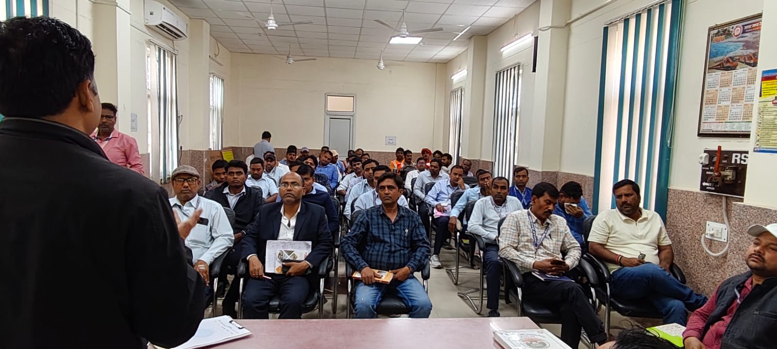 Prayagraj छिवकी स्टेशन पर संरक्षा संगोष्ठी का आयोजन।