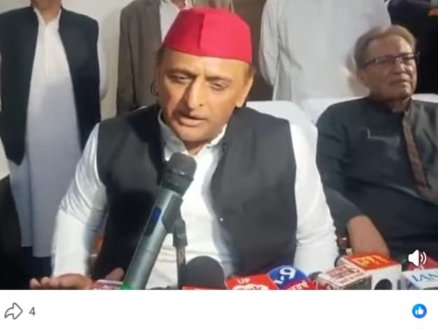 सपा प्रमुख अखिलेश यादव का हवाई अड्डे पर हुआ स्वागत।