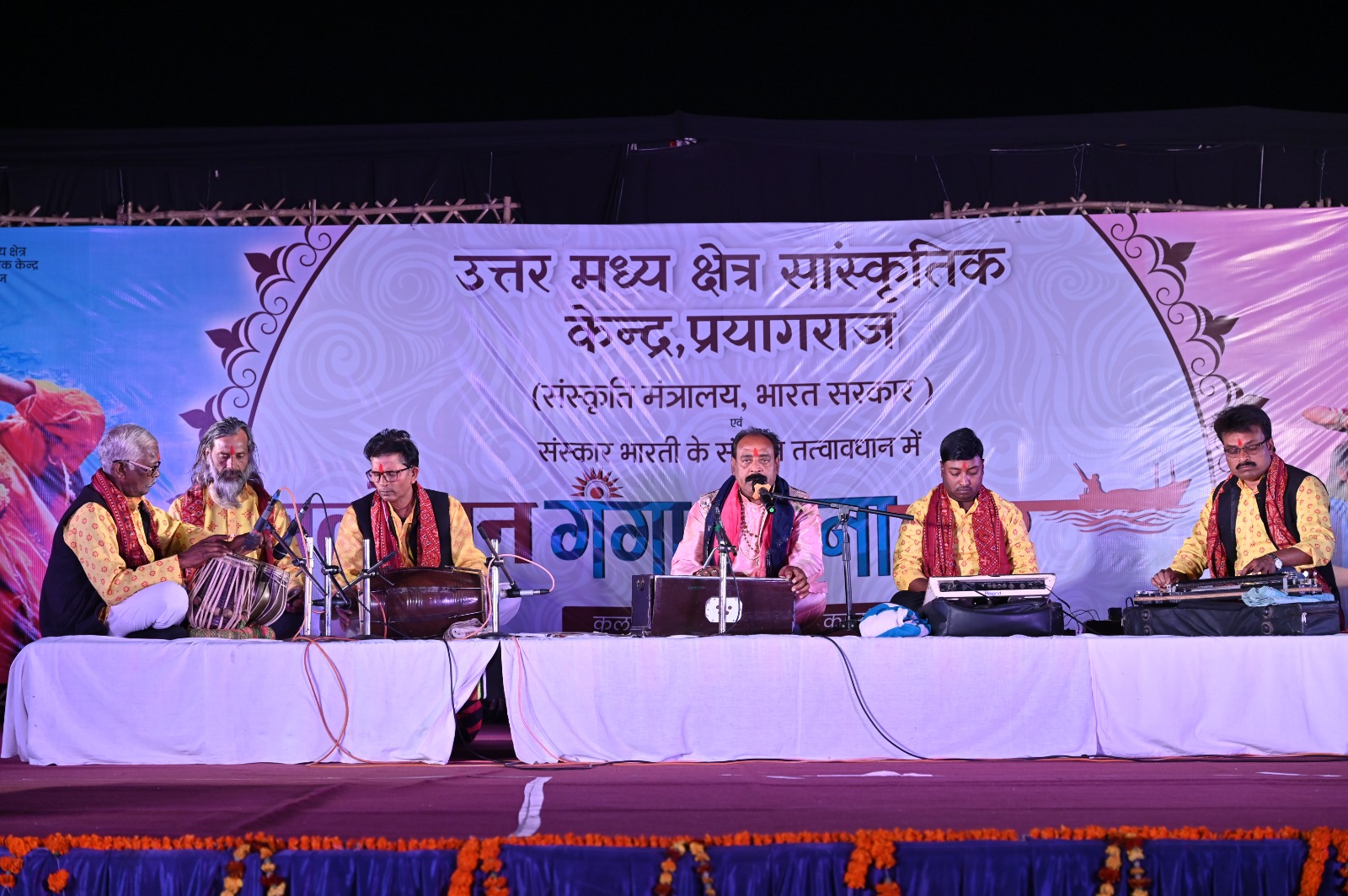 गंगा की रेती पर छवा द बंगला पर झूमे श्रोता, अवधी लोकनृत्य ने बांधा समां।