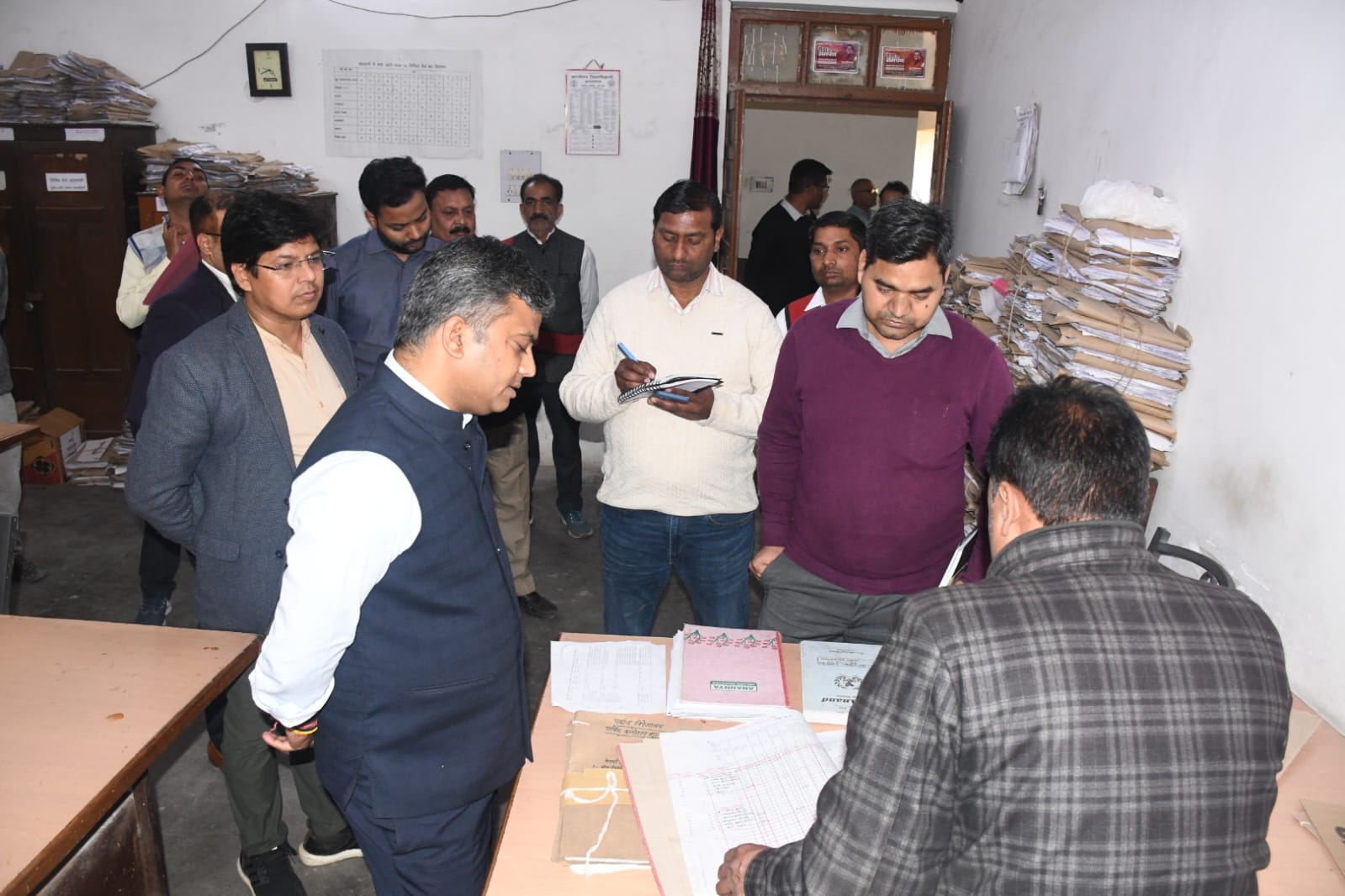 जिलाधिकारी प्रयागराज ने तहसील सदर पहुंचकर तहसील परिसर स्थित विभिन्न कार्यालयों का औचक निरीक्षण किया।