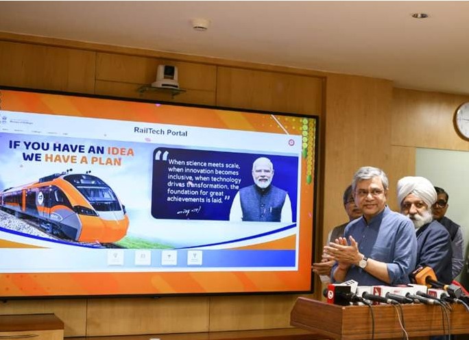 इंडियन रेलवे में इनोवेशन को बढ़ावा देने और क्लेम ट्रिब्यूनल में प्रोसीजर के डिजिटाइजेशन के लिए इनोवेटर्स, स्टार्टअप्स, इंडस्ट्री और इंस्टीट्यूशन्स को जोड़ने के लिए रेल टेक पोर्टल लॉन्च किया गया, जिसे तीसरे और चौथे रिफॉर्म के तौर पर घोषित किया गया।
