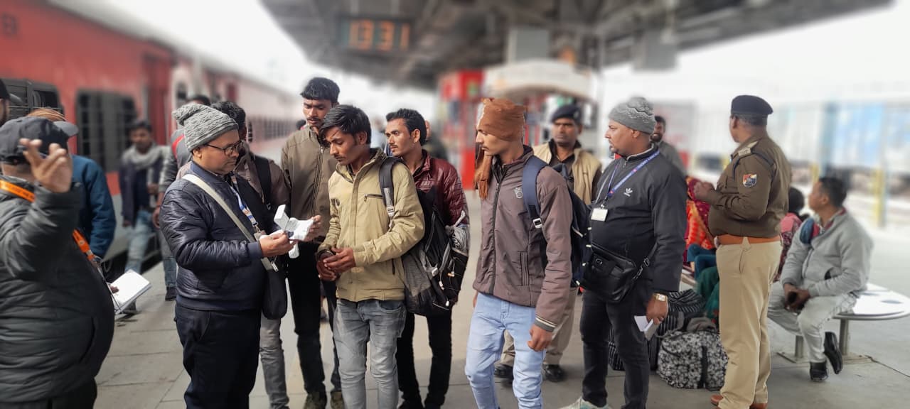 प्रयागराज छिवकी पर किलेबंदी कर चलाया गया सघन टिकट चेकिंग अभियान।