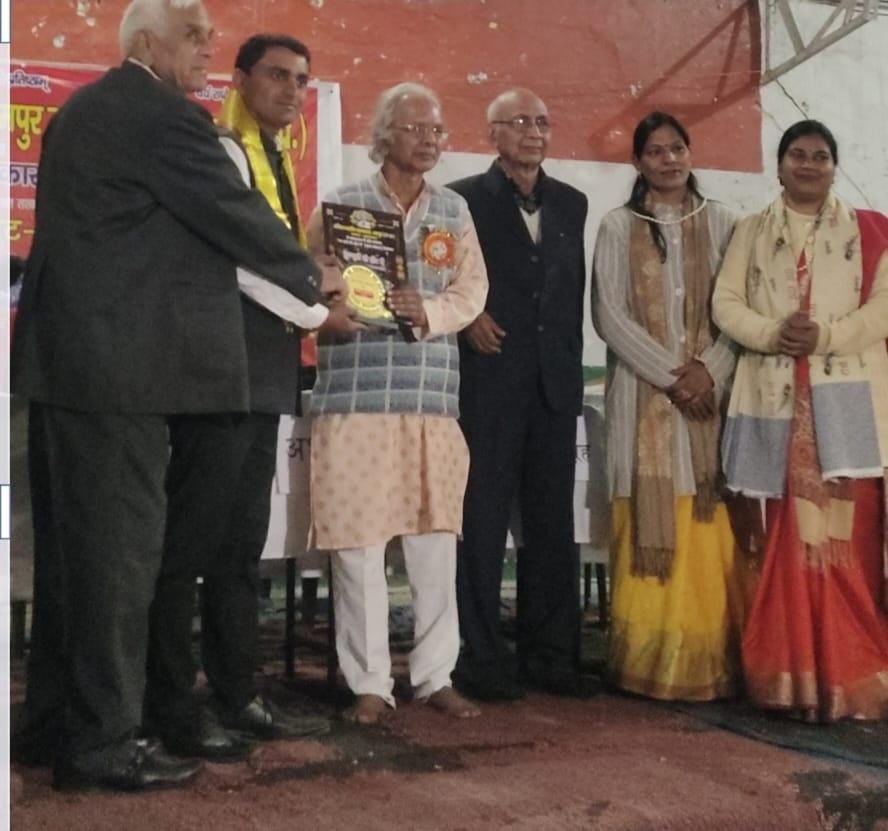 प्रदीप सिंह युवा कवि गुल को काव्यश्री सम्मान से किया सम्मानित।