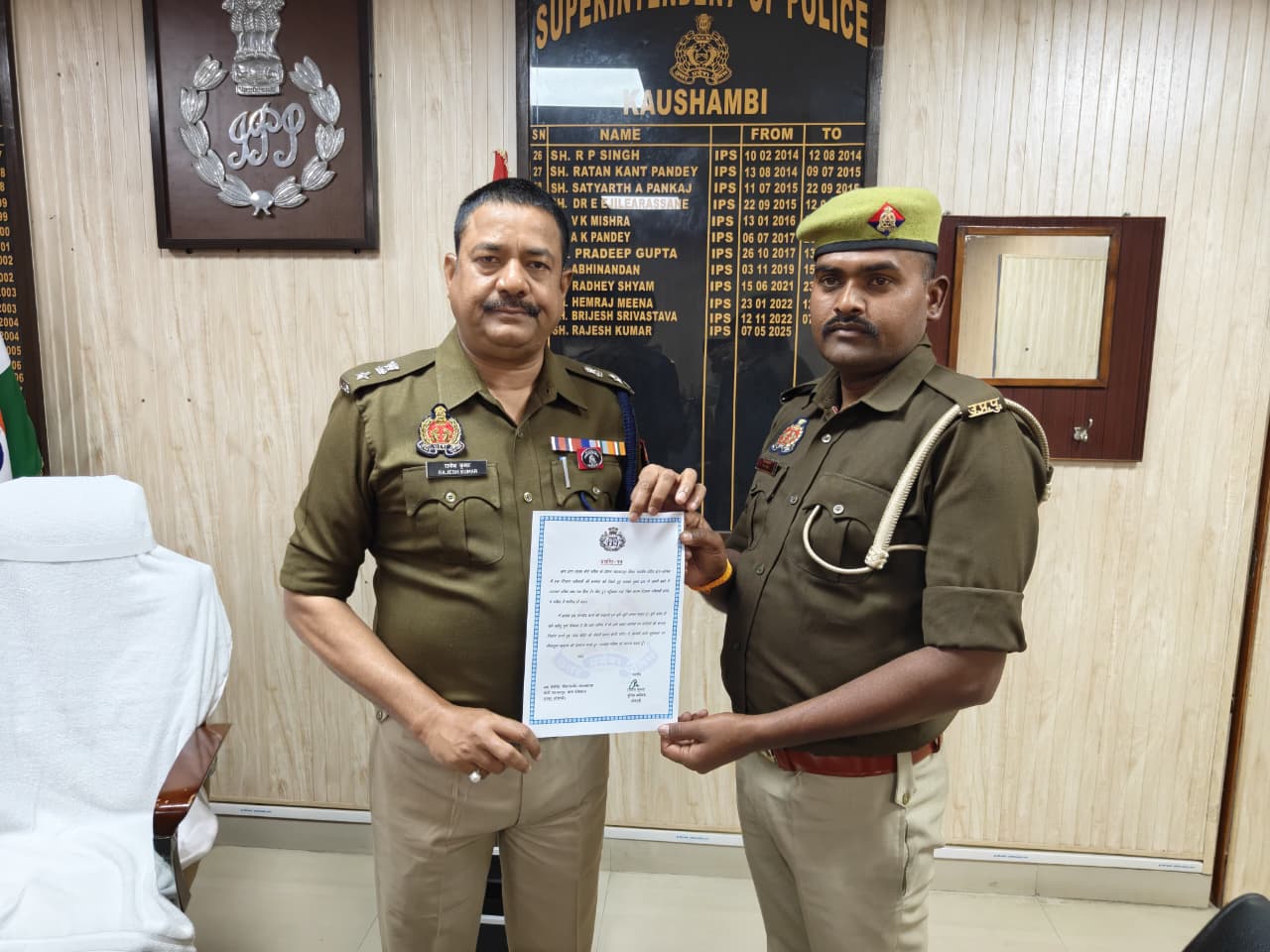 मानवता की मिसाल पेश करने वाले पुलिस कर्मियों को एसपी ने किया सम्मानित।