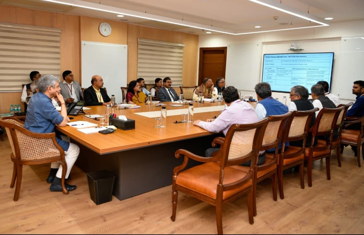 रेल मंत्री अश्विनी वैष्णव ने देशभर के यात्री टर्मिनलों की क्षमता बढ़ाने के लिए अधिकारियों को निर्देश दिए।