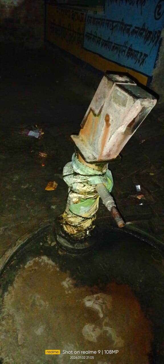 भाजपा नेता के नातेदार का ‘जल आतंक’, सरकारी हैंडपंप पर कब्जा, गांव को प्यासा छोड़ा।
