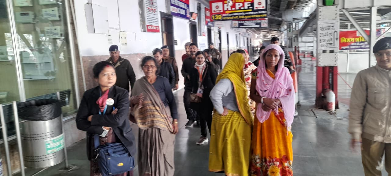 Prayagraj जंक्शन पर मजिस्ट्रेट चेकिंग, ₹1.54 लाख वसूला गया जुर्माना।