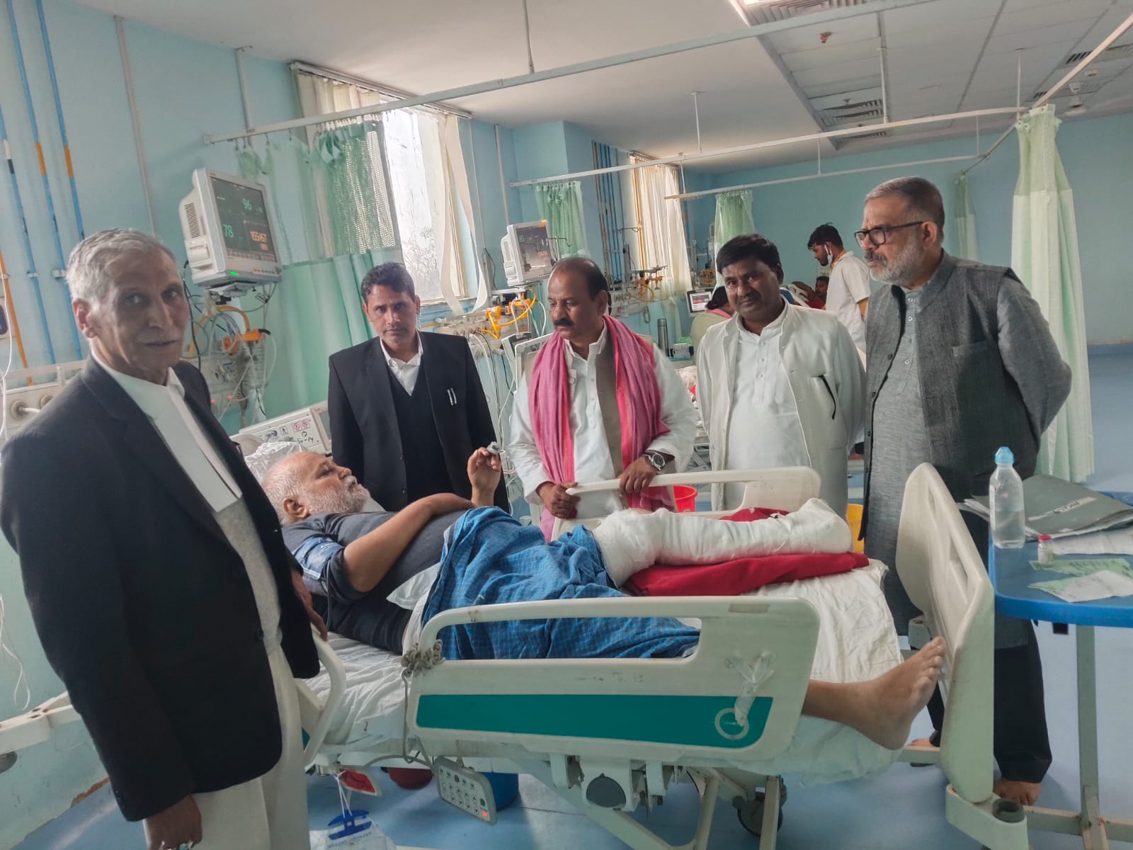 घायल अधिवक्ता का हालचाल जानने अस्पताल पहुंचे सपा प्रदेश अध्यक्ष श्यामलाल पाल।