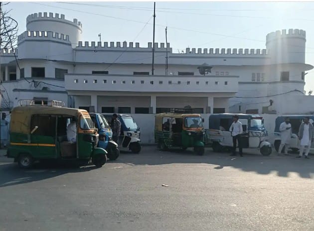 सिविल लाइंस में ई रिक्शा, टेंपो चालक कर रहे हैं नियमों का उल्लघंन, यातायात पुलिस की कार्रवाई के बावजूद बनी है जाम की स्थिति।