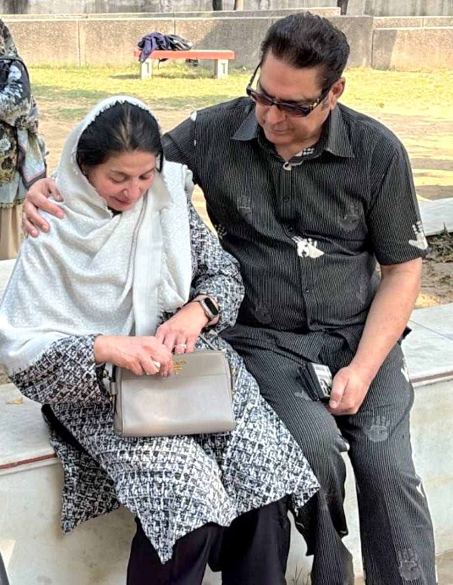 दिल्ली के जामिया मिल्लिया इस्लामिया कब्रिस्तान में नवाबज़ादी बिरजीस लक़ा बेगम की बेटी यासमीन मोहिउद्दीन के साथ नवेद मियां।