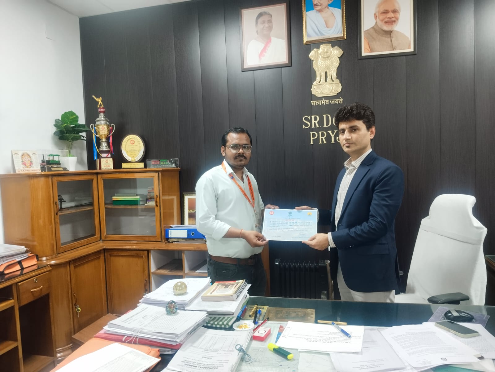 माघ मेला, प्रयागराज–2026 के दौरान M-UTS से सर्वाधिक टिकट बिक्री करने वाले कर्मचारियों को किया गया सम्मानित।