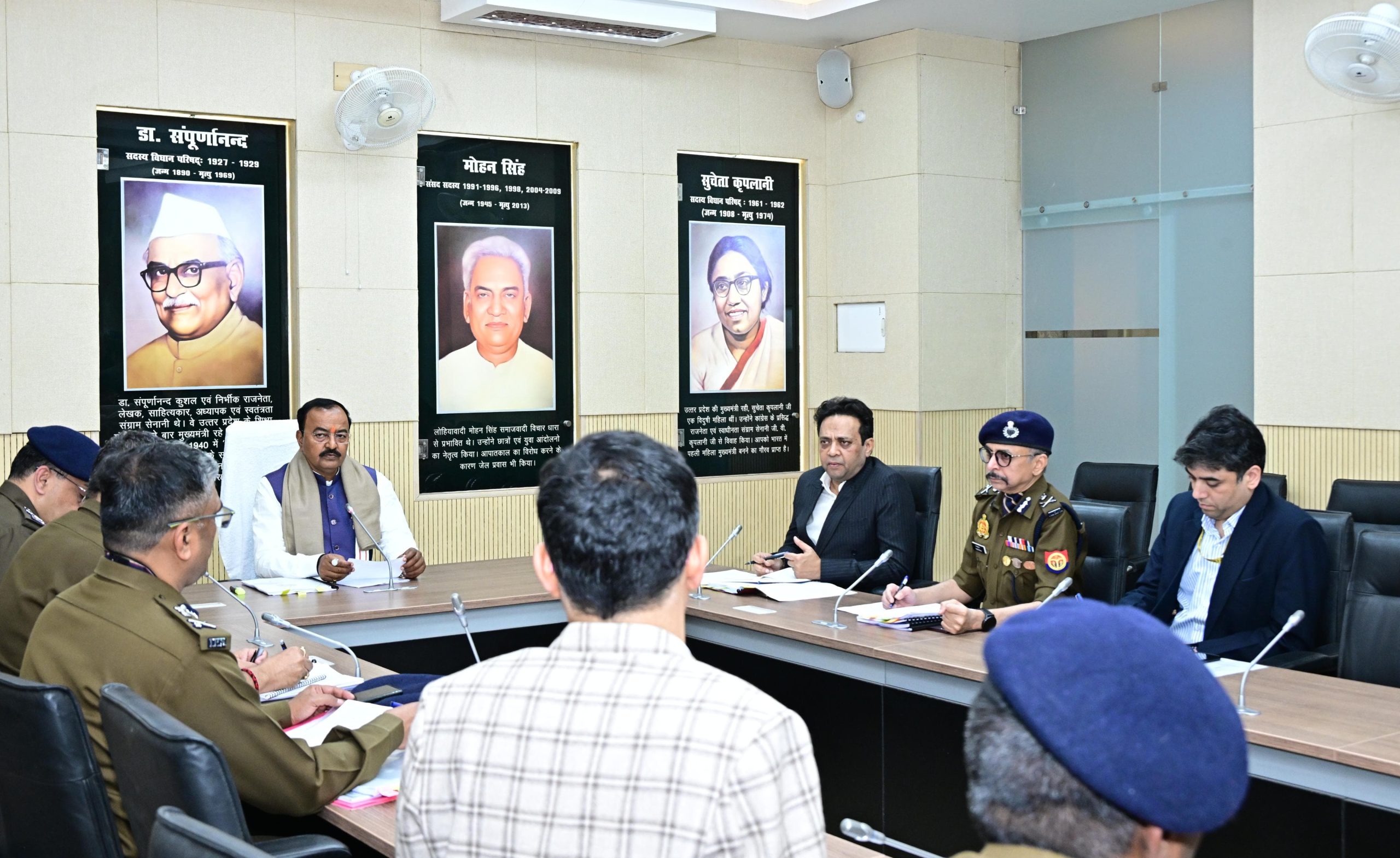 उप मुख्यमंत्री केशव प्रसाद मौर्य ने बजट सत्र से पूर्व कानून-व्यवस्था की समीक्षा की।