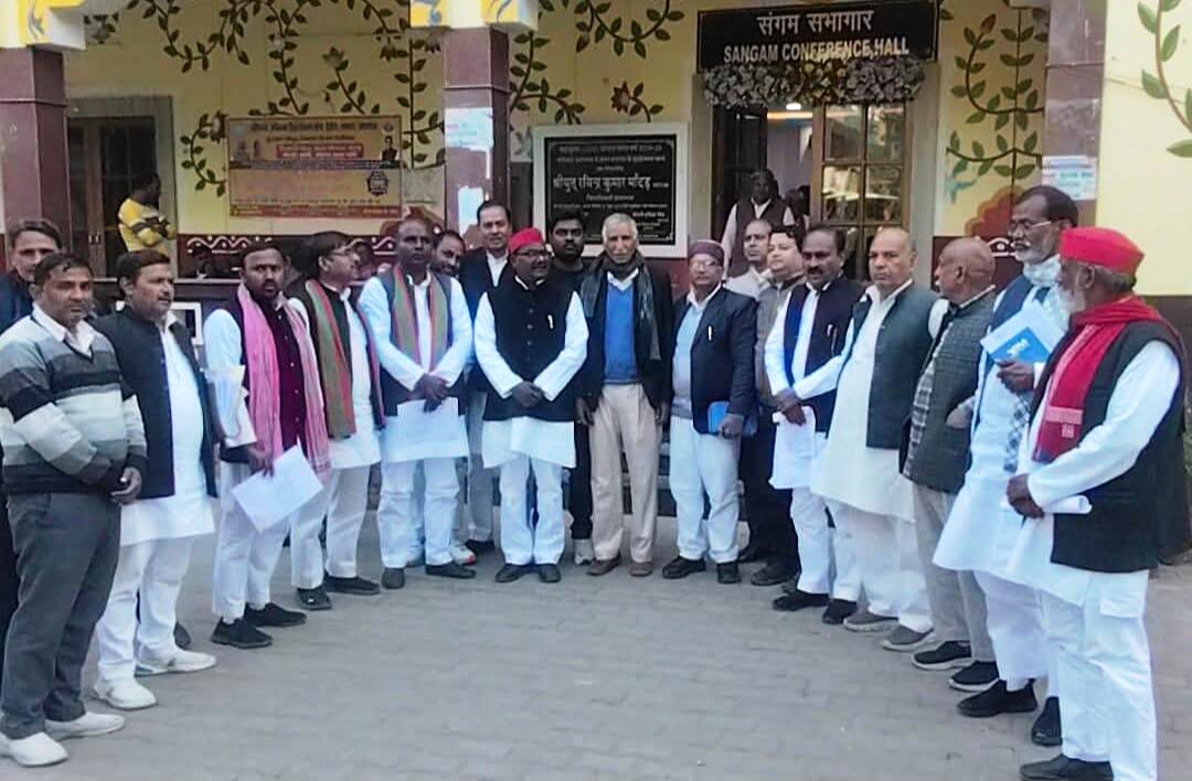 जिला निर्वाचन कार्यालय की बैठक को बीच में छोड़कर उठे सपाई।