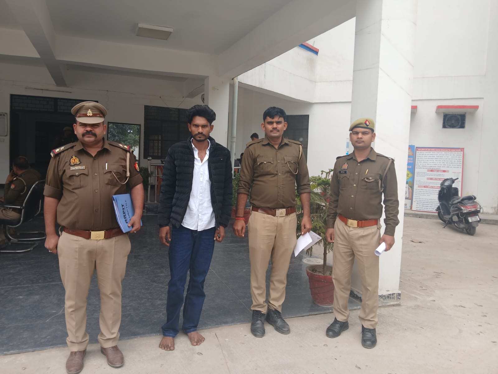 थाना कोखराज व एसओजी पुलिस ने 25,000 रु के इनामिया अभियुक्त को अवैध तमंचा के साथ किया गिरफ्तार।