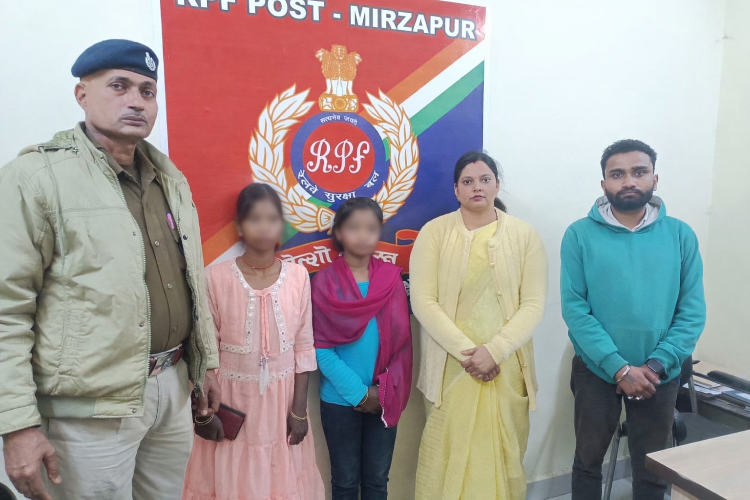 ऑपरेशन “नन्हे फरिश्ते” के तहत दो नाबालिग बालिकाओं को चाइल्ड हेल्प डेस्क को सुपुर्द किया गया।