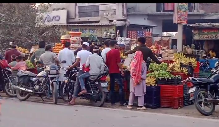 मुरादाबाद में माहे रमज़ान शुरू होते ही आसमान छू रहें हैं फल फ्रूटों के दाम।