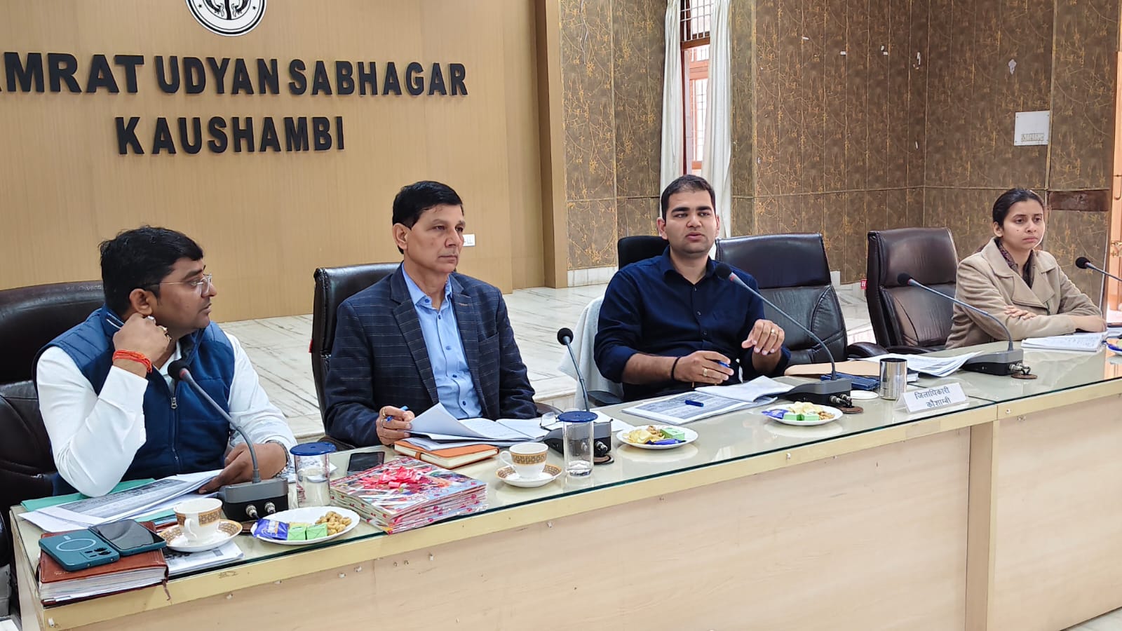जिलाधिकारी डॉ अमित पाल ने की निर्माण कार्यों की प्रगति की समीक्षा।