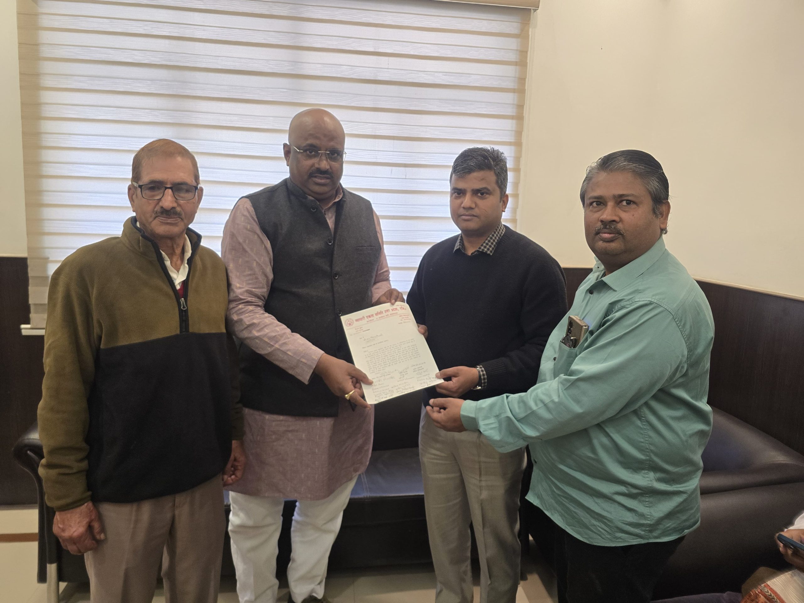 जिलाधिकारी को पतंग व्यापारियों ने ज्ञापन सौपा।
