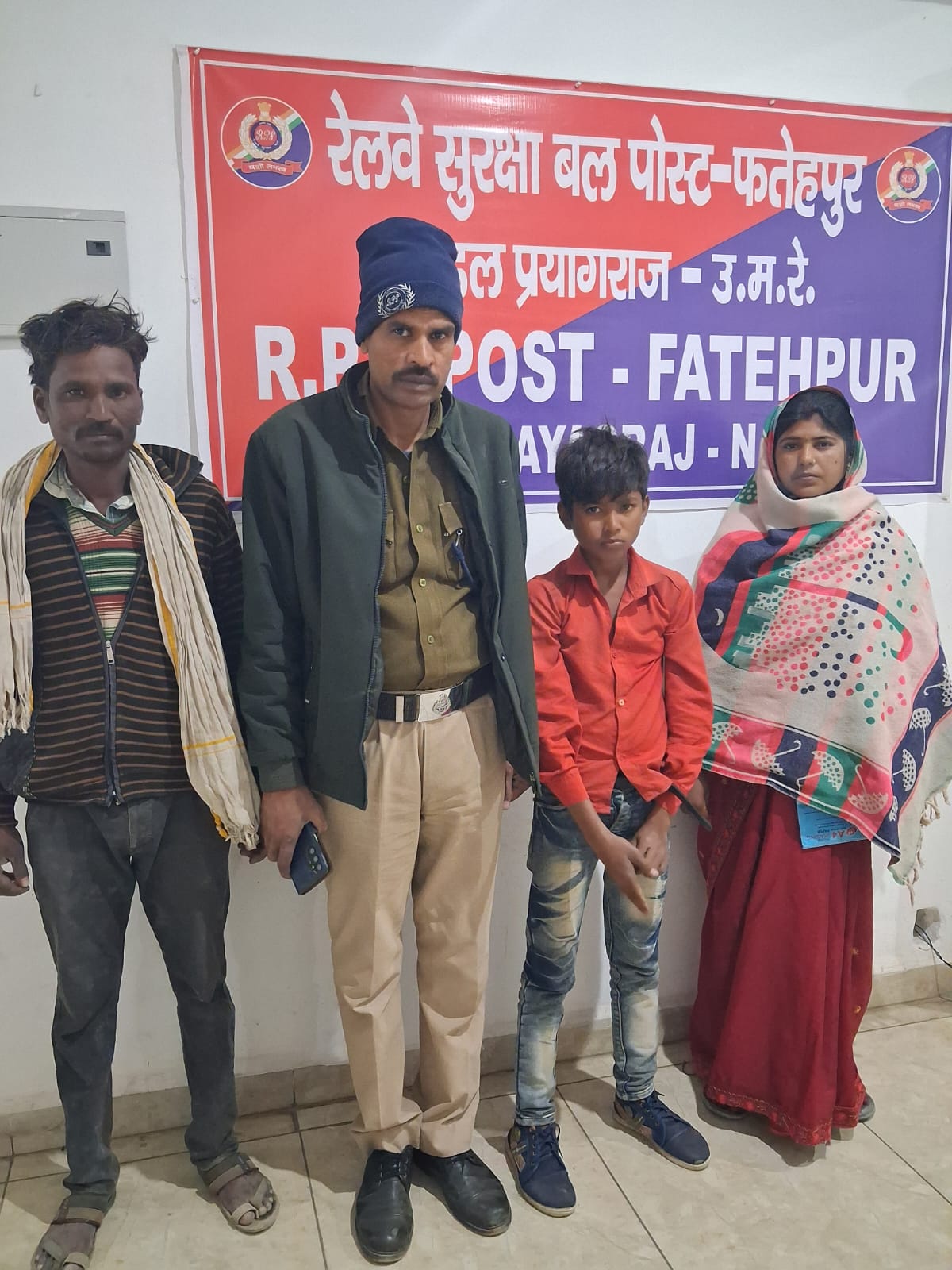 सीसीटीवी निगरानी से लावारिस बालक को सुरक्षित माता-पिता को सौंपा गया।