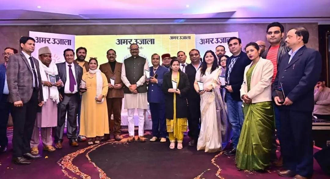 डिप्टी सीएम बृजेश पाठक स्वास्थ्य मंत्री के कमलों द्वारा पूर्व सीएमएस डीके वर्मा अवार्ड देकर किया गया सम्मानित।