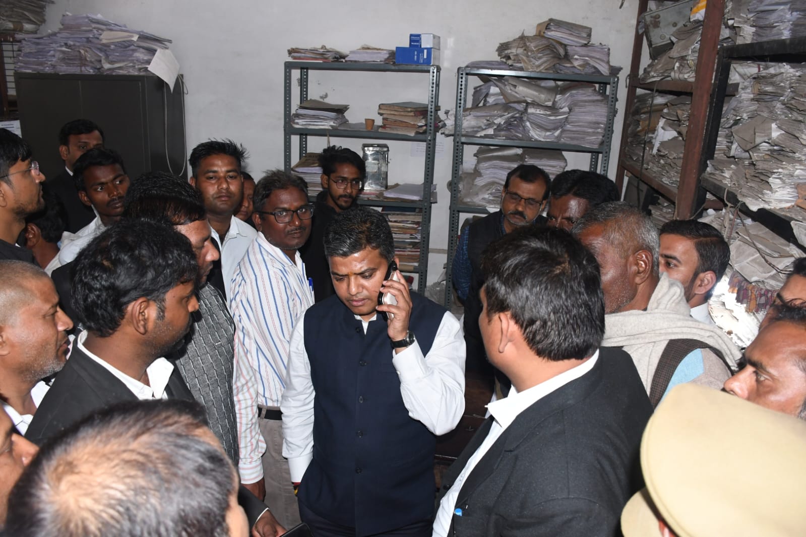 जिलाधिकारी ने तहसील फूलपुर पहुंचकर तहसील परिसर स्थित विभिन्न कार्यालयों का औचक निरीक्षण किया।