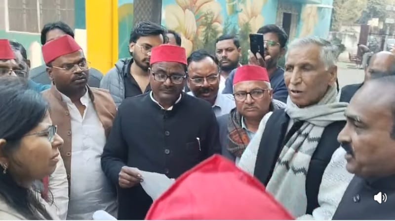 सोराव विधानसभा में बी एल ओ के पास बंद लिफाफे में मिले सैकड़ों की संख्या में भरे हुए फार्म -7, बताया गया कि इनके नाम काटने हैं।