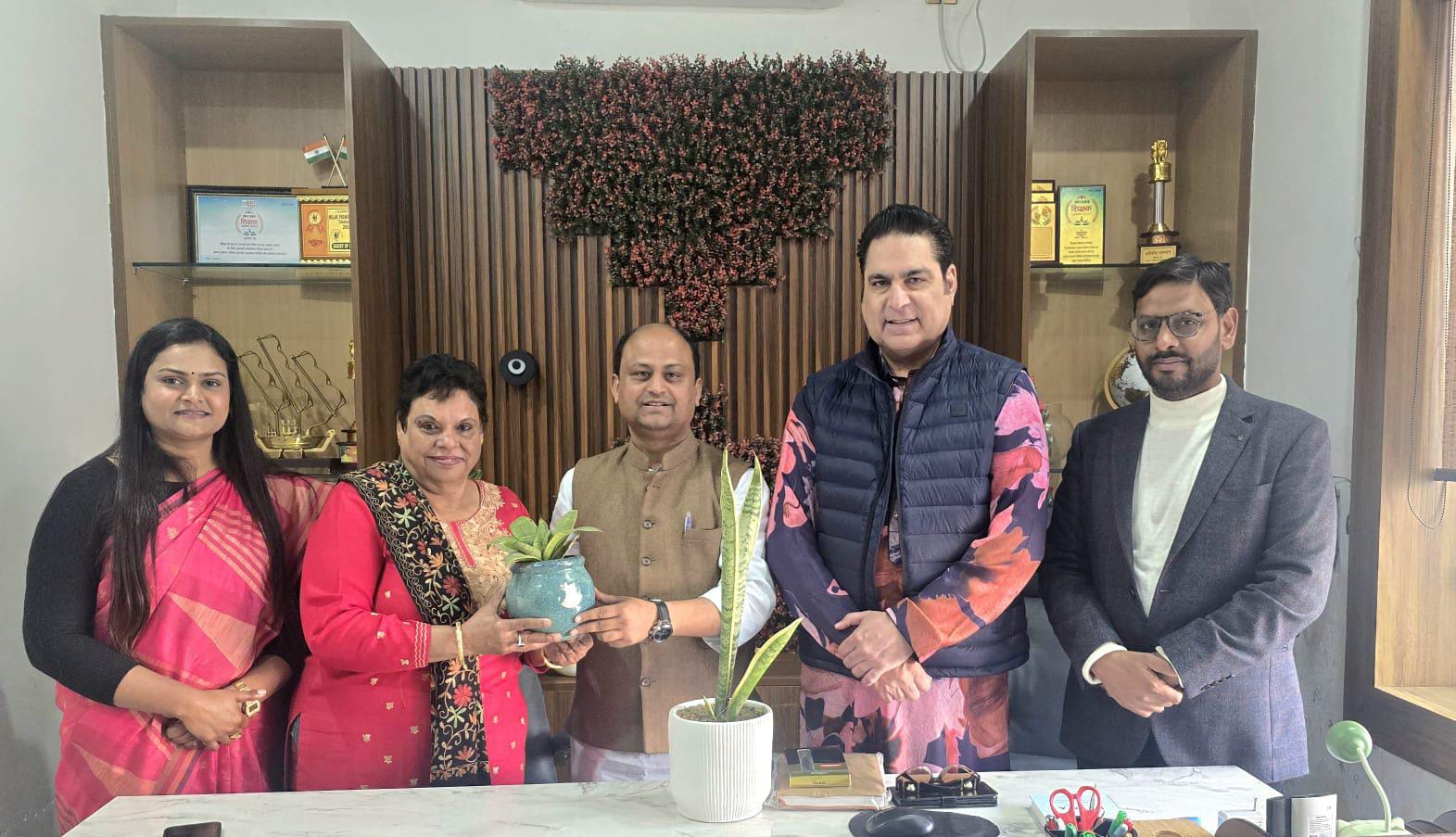 मिलक के लर्निंग लैडर स्कूल में इंटेक संयोजक नवेद मियां व सह संयोजक काशिफ खां का स्वागत ब्लॉक प्रमुख अर्चना गंगवार ने की।