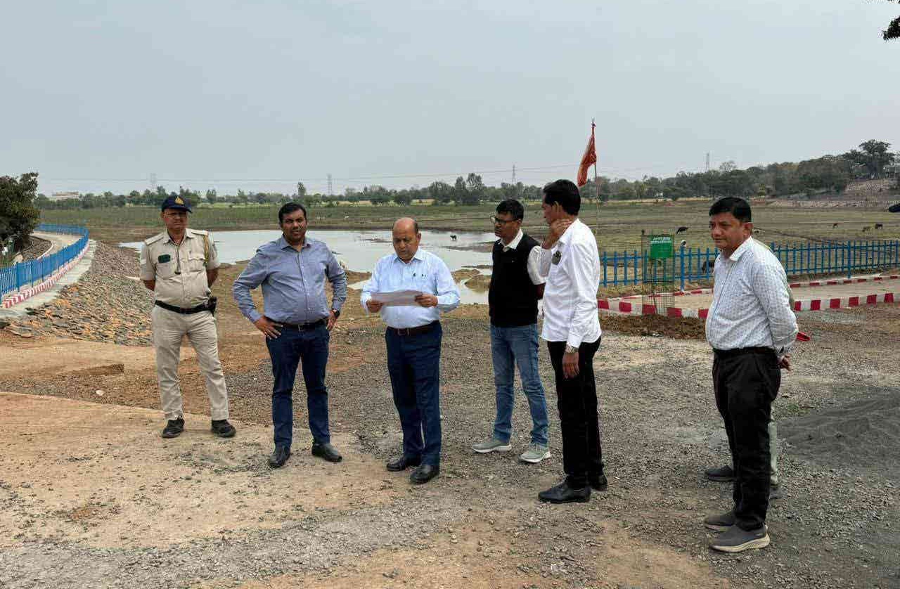 फार्मर रजिस्ट्री की प्रगति संतोषजनक नहीं कलेक्टर ने किया बैरसिया का दौरा।