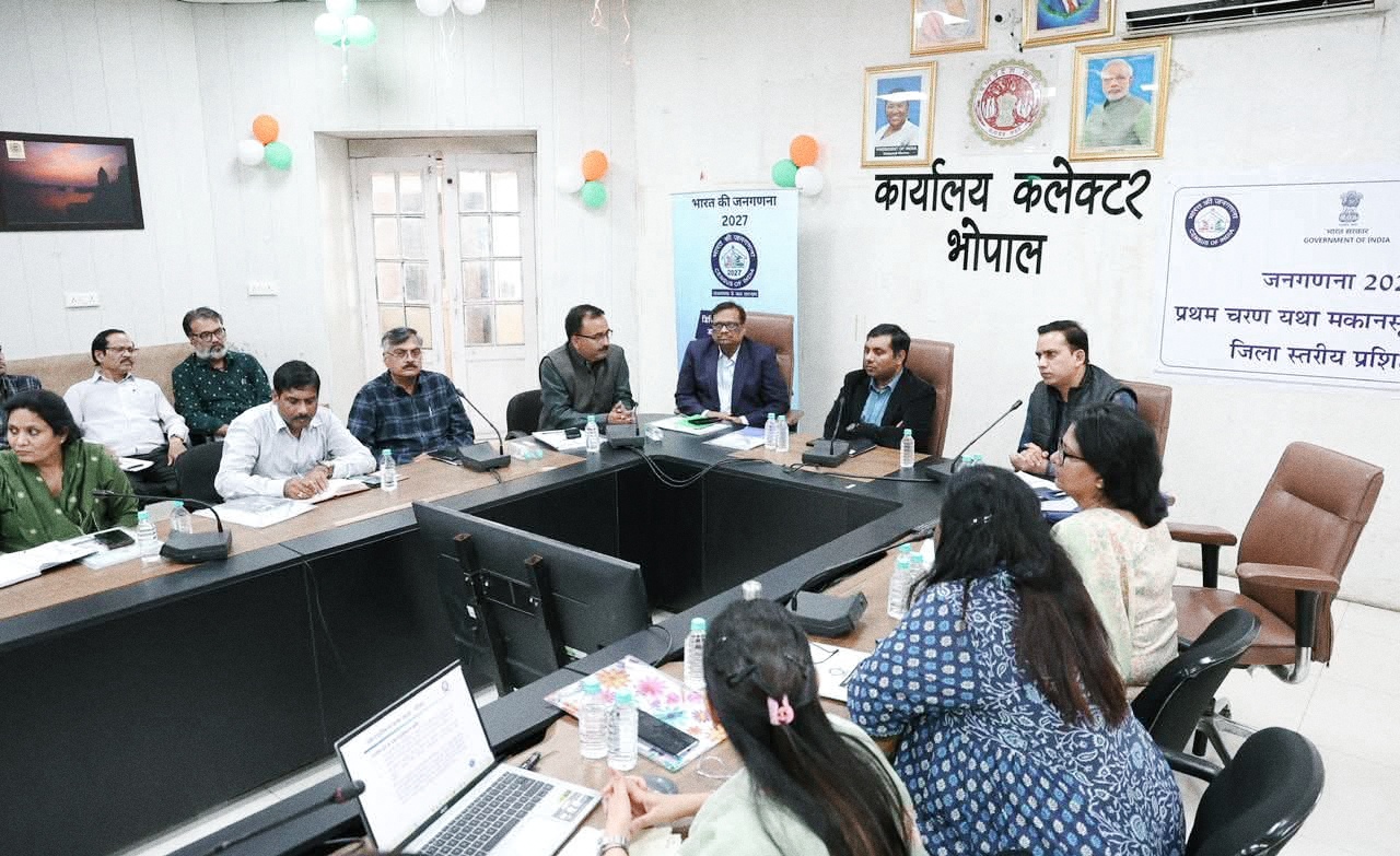 जनगणना से संबंधित कलेक्टर कार्यालय के सभाकक्ष में बैठक आयोजित।