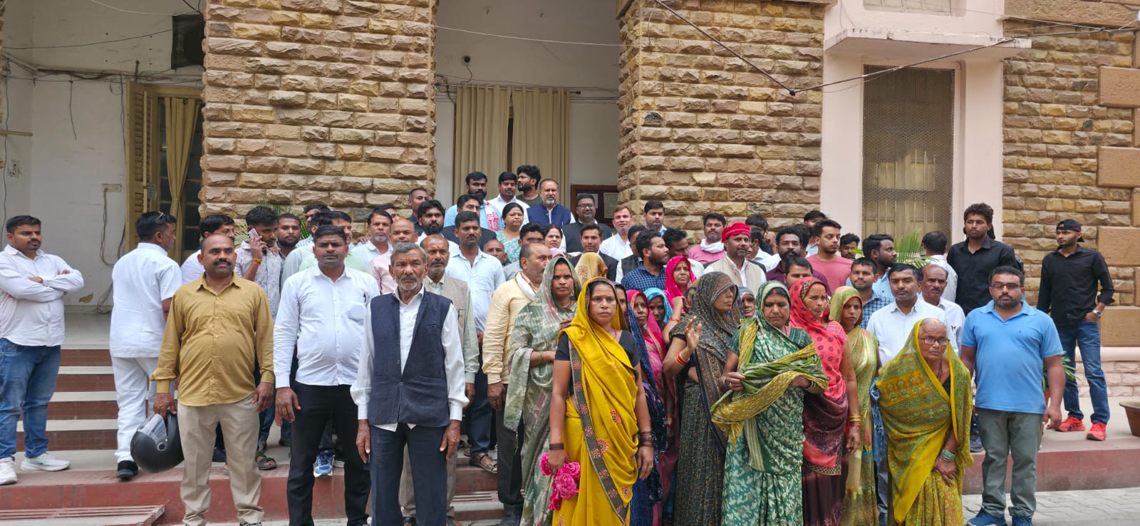 होलागढ़ की घटना को लेकर दहशत में हैं घायल के परिजन - सपा नेताओं के साथ पुलिस कमिश्नर से मिले।