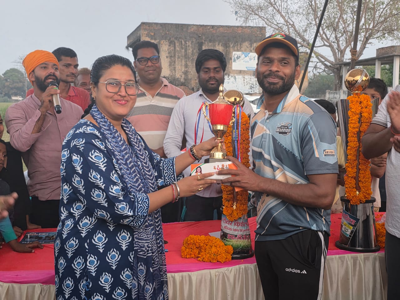निवर्तमान ग्राम प्रधान रतसर कला और भाजपा नेत्री स्मृति सिंह ने बेसिक शिक्षक क्रिकेट प्रतियोगिता का शुभ आरम्भ रतसर इंटर कॉलेज में किया।