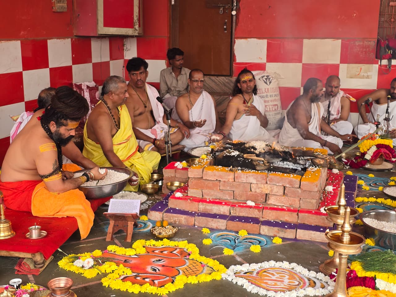 विश्व शांति व कल्याण के लिए पांच दिवसीय अनुष्ठान की शुरुआत।