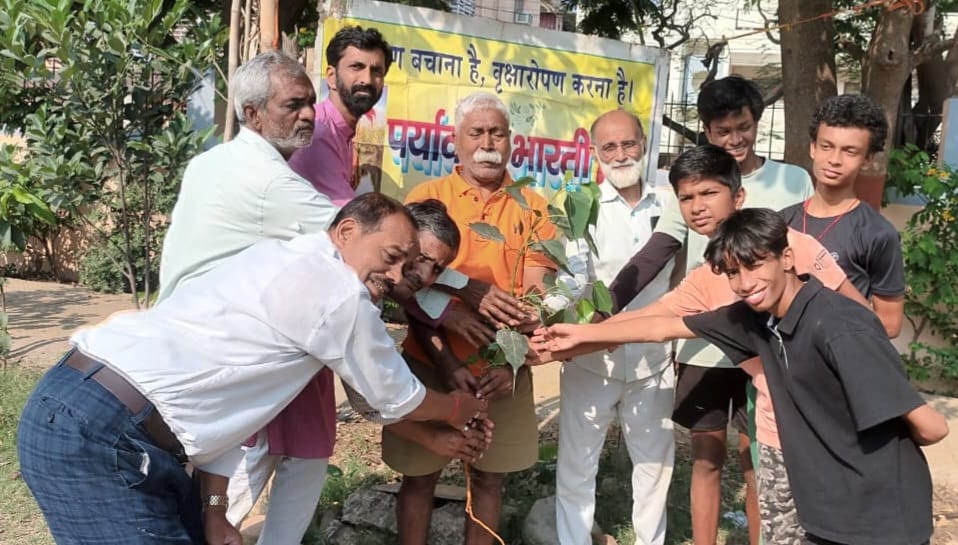 भगवान श्रीराम जी के जन्म दिन एवं रामनवमी उत्सव के शुभ अवसर पर "पर्यावरण भारती " द्वारा देव वृक्ष पीपल, बरगद और गूलर के 3 पौधे लगाए गए।