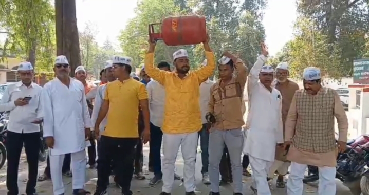गैस की किल्लत को लेकर आम आदमी पार्टी के कार्यकर्ताओ ने किया  प्रदर्शन।
