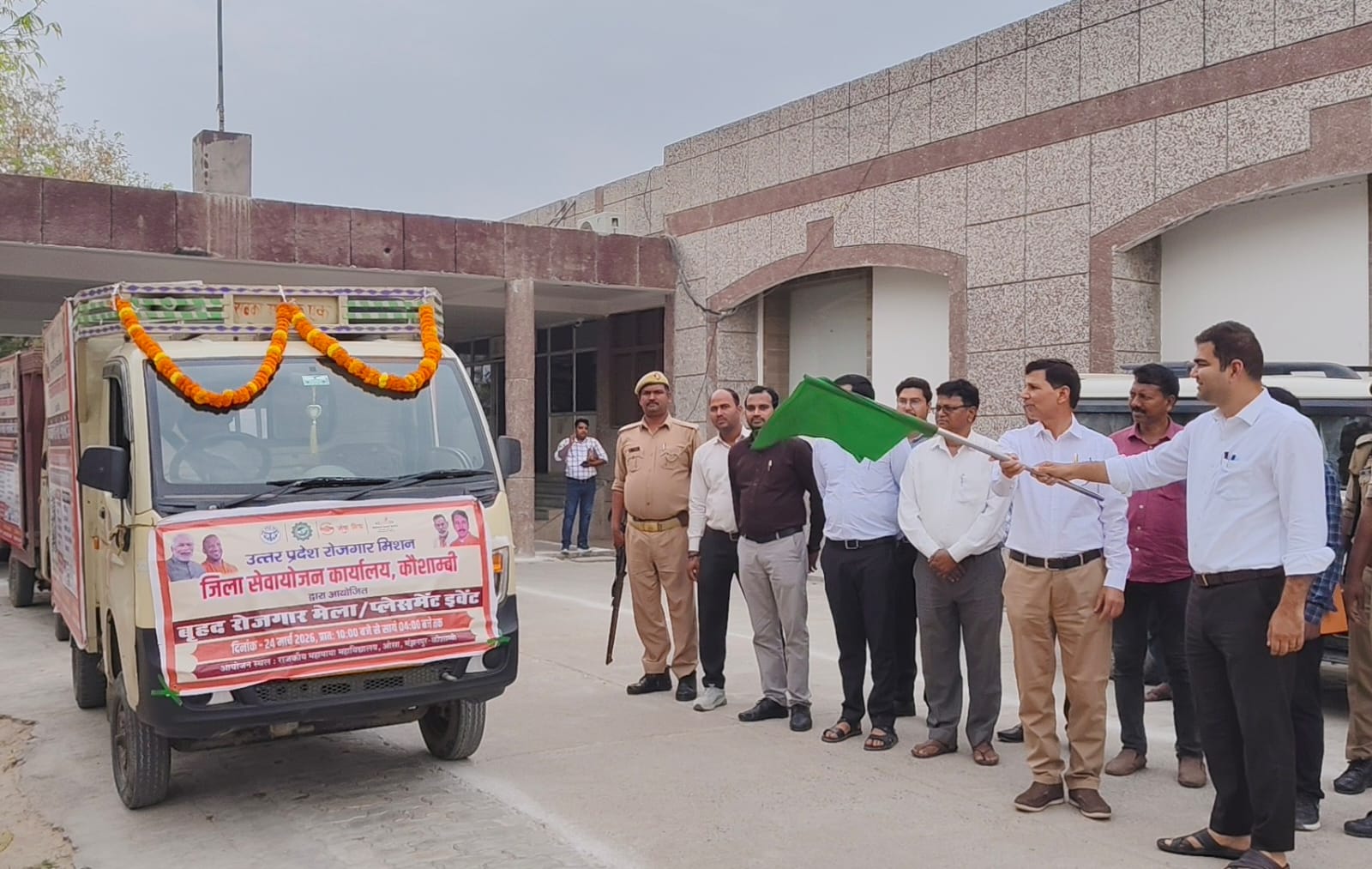 डीएम ने आयोजित होने वाले रोजगार मेले के प्रचार-प्रसार के दृष्टिगत प्रचार वाहनों को दिखाई हरी झण्डी।
