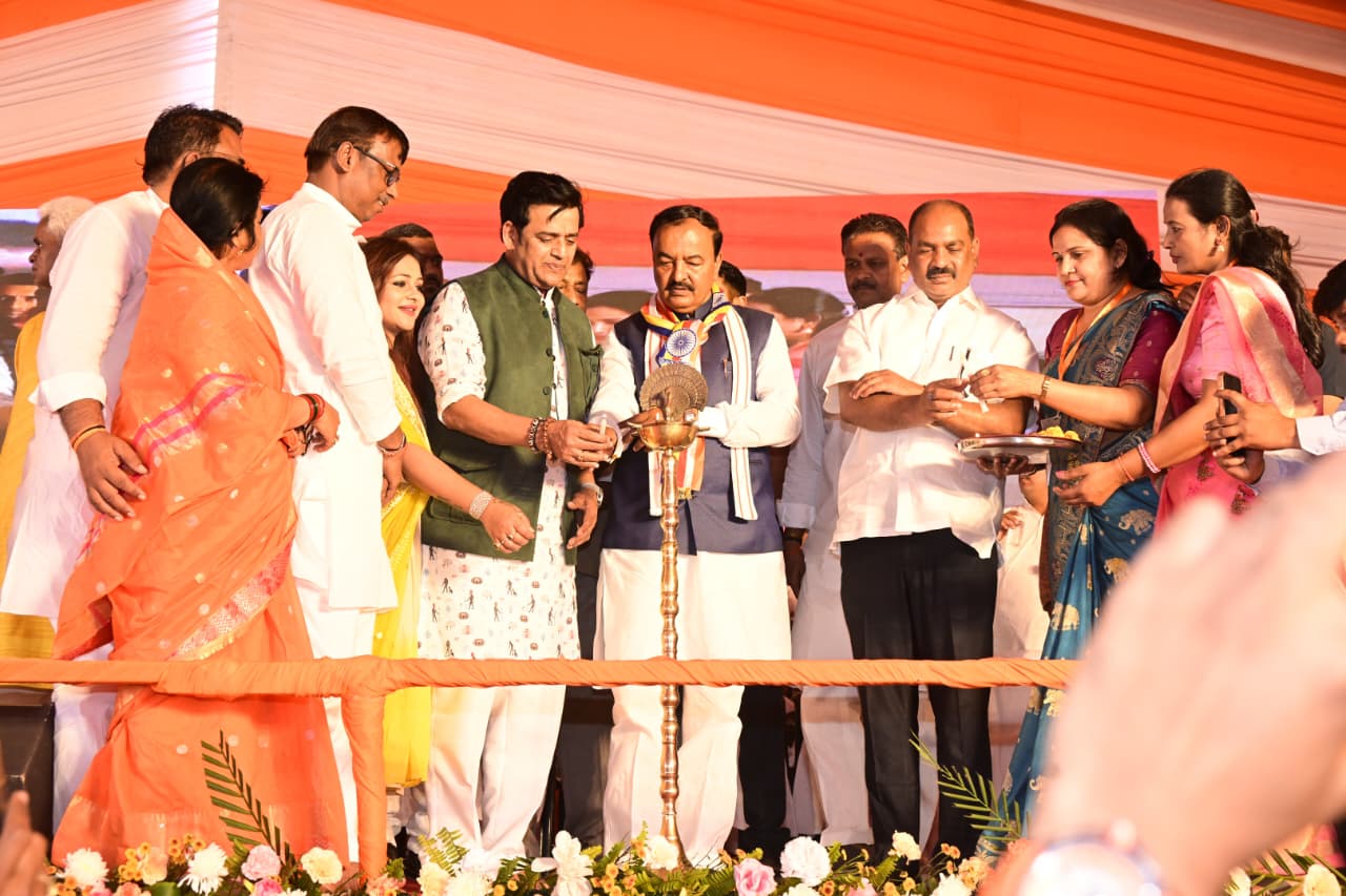 उपमुख्यमंत्री केशव प्रसाद मौर्य ने दीप प्रज्ज्वलित कर राष्ट्रीय सरस मेले का किया उद्घाटन।