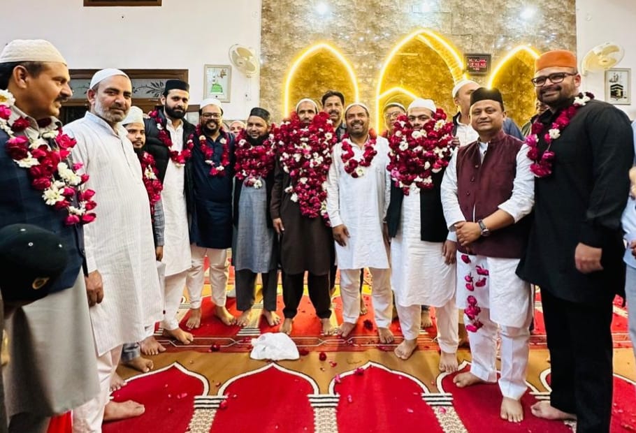 मस्जिद शहीद सद्दन बाबा में में कुरान मुकम्मल होने पर हाफिजों की गुलपोशी करते लोग।