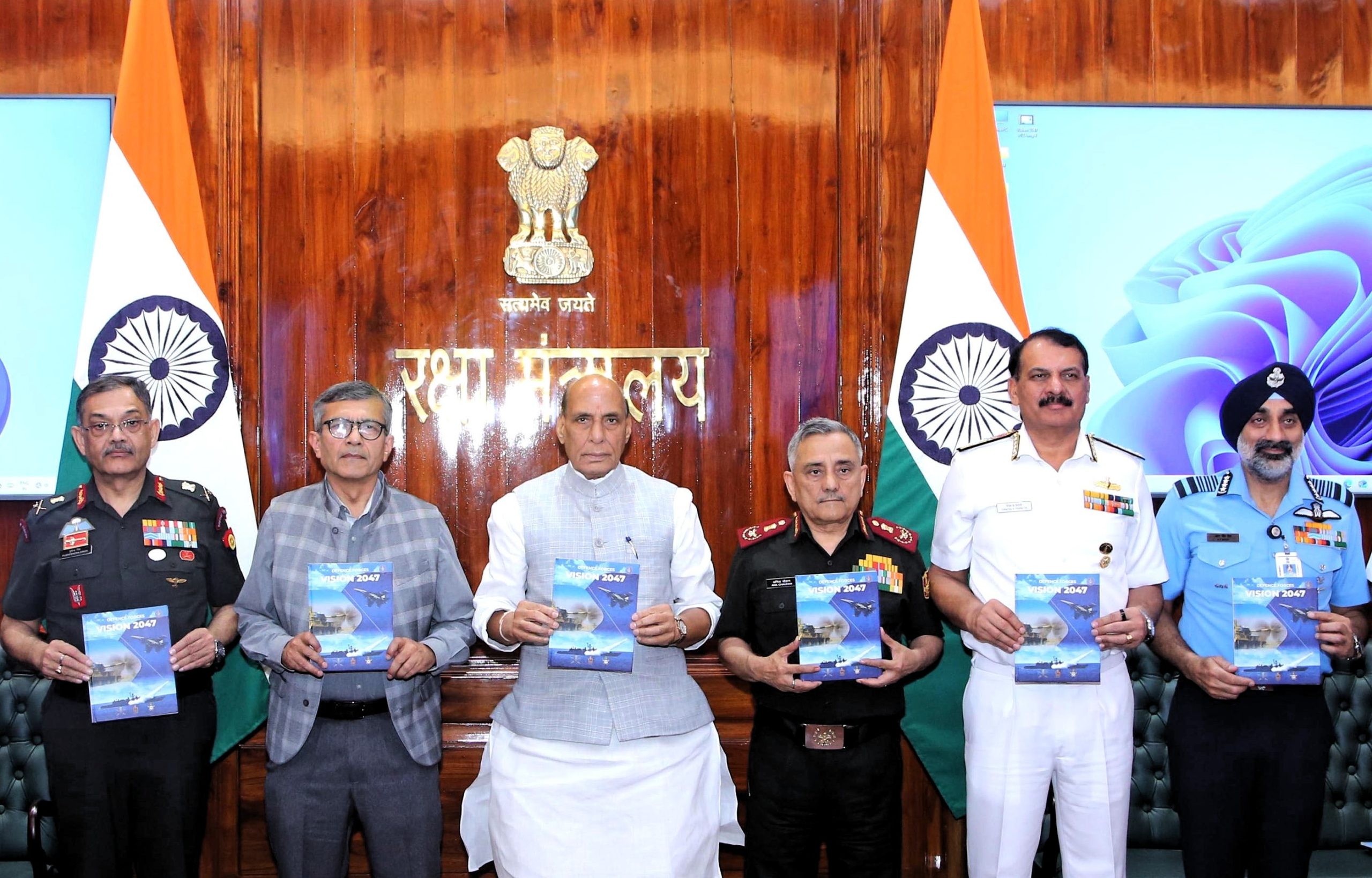रक्षा मंत्री ने 'रक्षा बलों के लिए विजन 2047: भविष्य के लिए तैयार भारतीय सेना का रोडमैप' जारी किया।