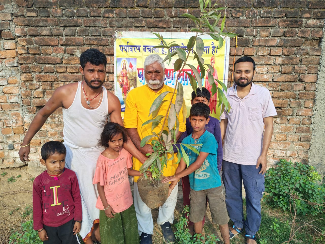 विश्व गोरैया दिवस पर पर्यावरण भारती द्वारा किया गया पौधारोपण हुआ।