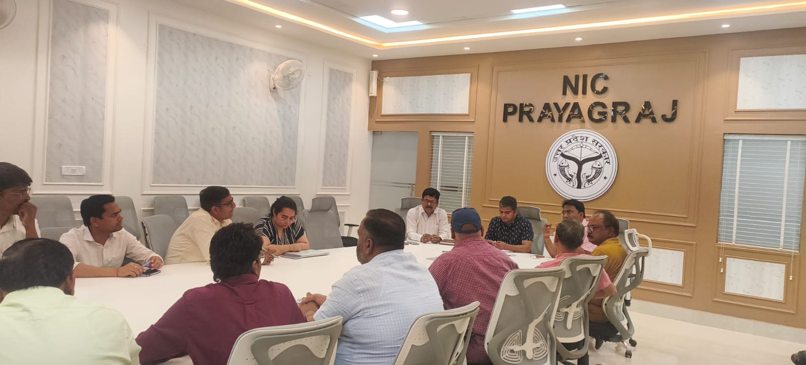 जिलाधिकारी की अध्यक्षता में पेट्रोल, डीजल की सुचारू आपूर्ति के सम्बन्ध में संबंधित के साथ बैठक सम्पन्न।