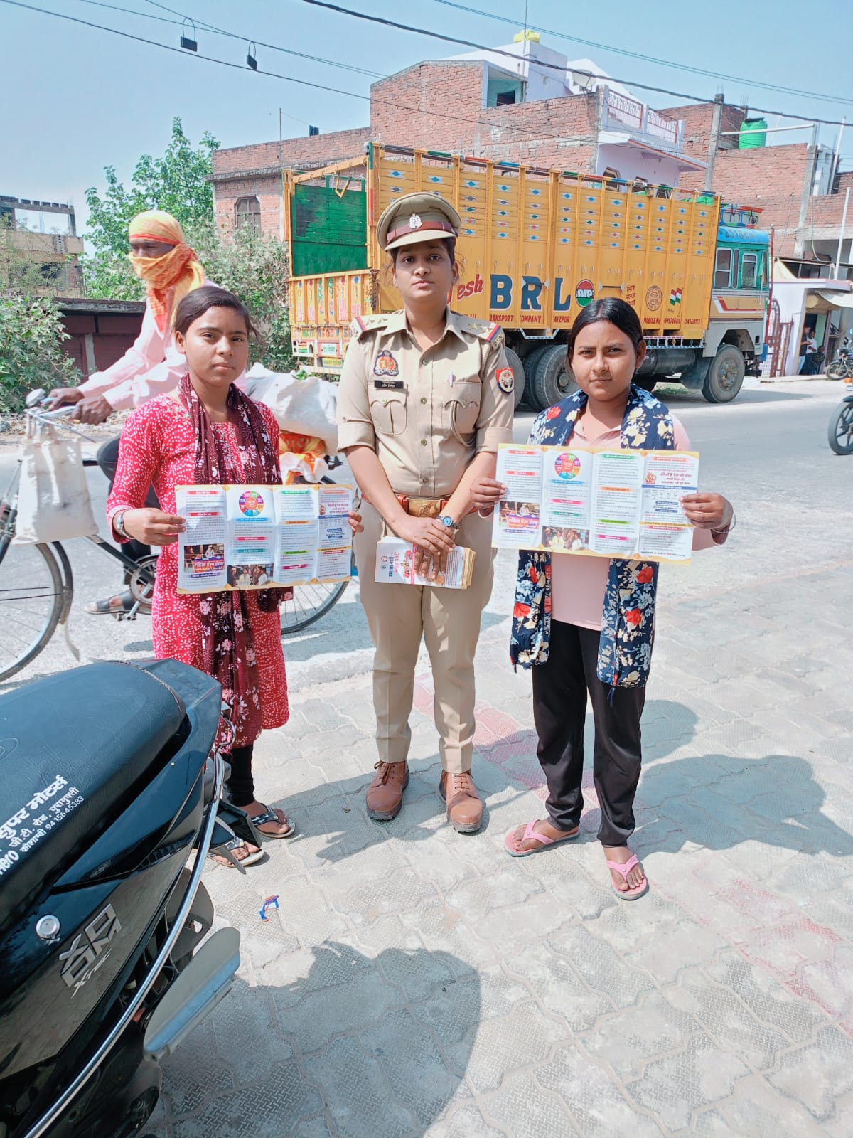 पुरामुफ्ती पुलिस का मिशन शक्ति अभियान टीम फतेहपुर घाट रोड में किया महिलाओं को जागरूक।