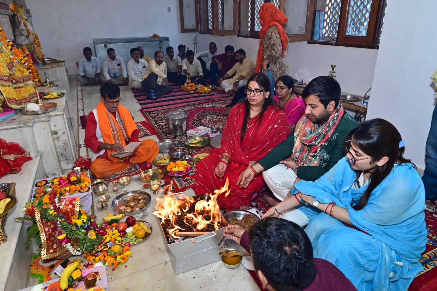 पूर्व महापौर ने हवन-पूजन के साथ किया कन्या पूजन, पांव पखार कर लिया आशीर्वाद।